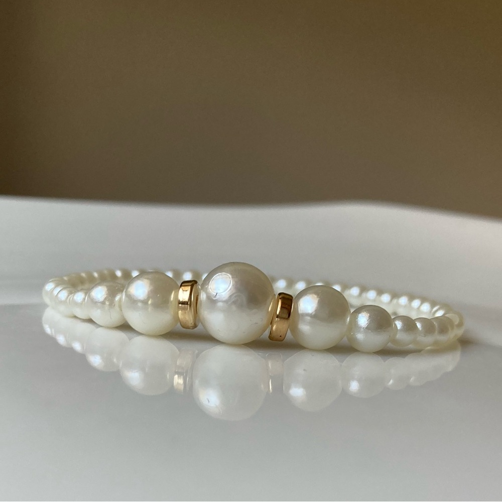 Luxurious Pearl Bracelet Delicate Design with Gold Accents